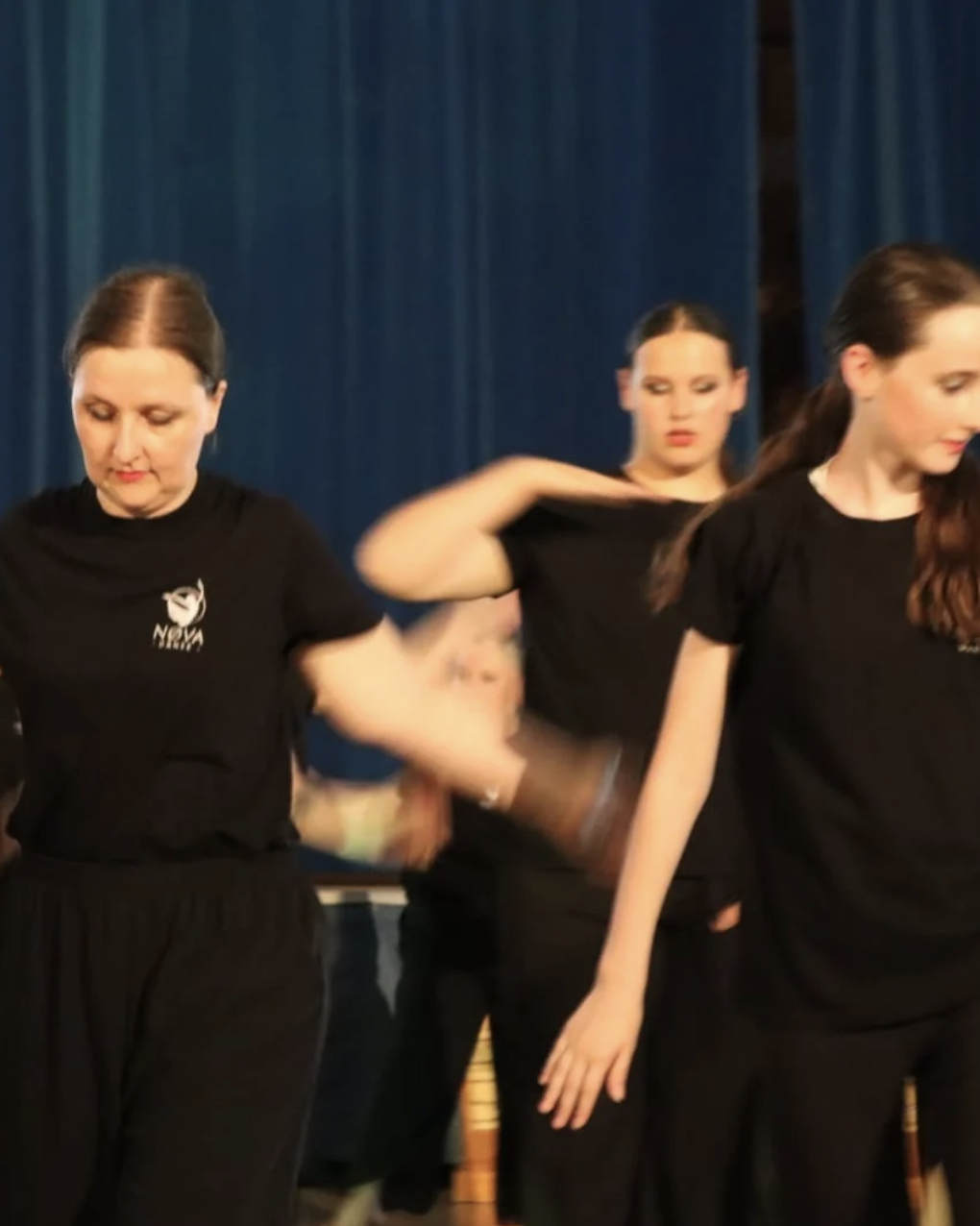 La communauté NØVA Danse réunie autour d'un cours de danse
