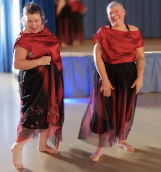 Moment de complicité entre adhérents de NØVA Danse