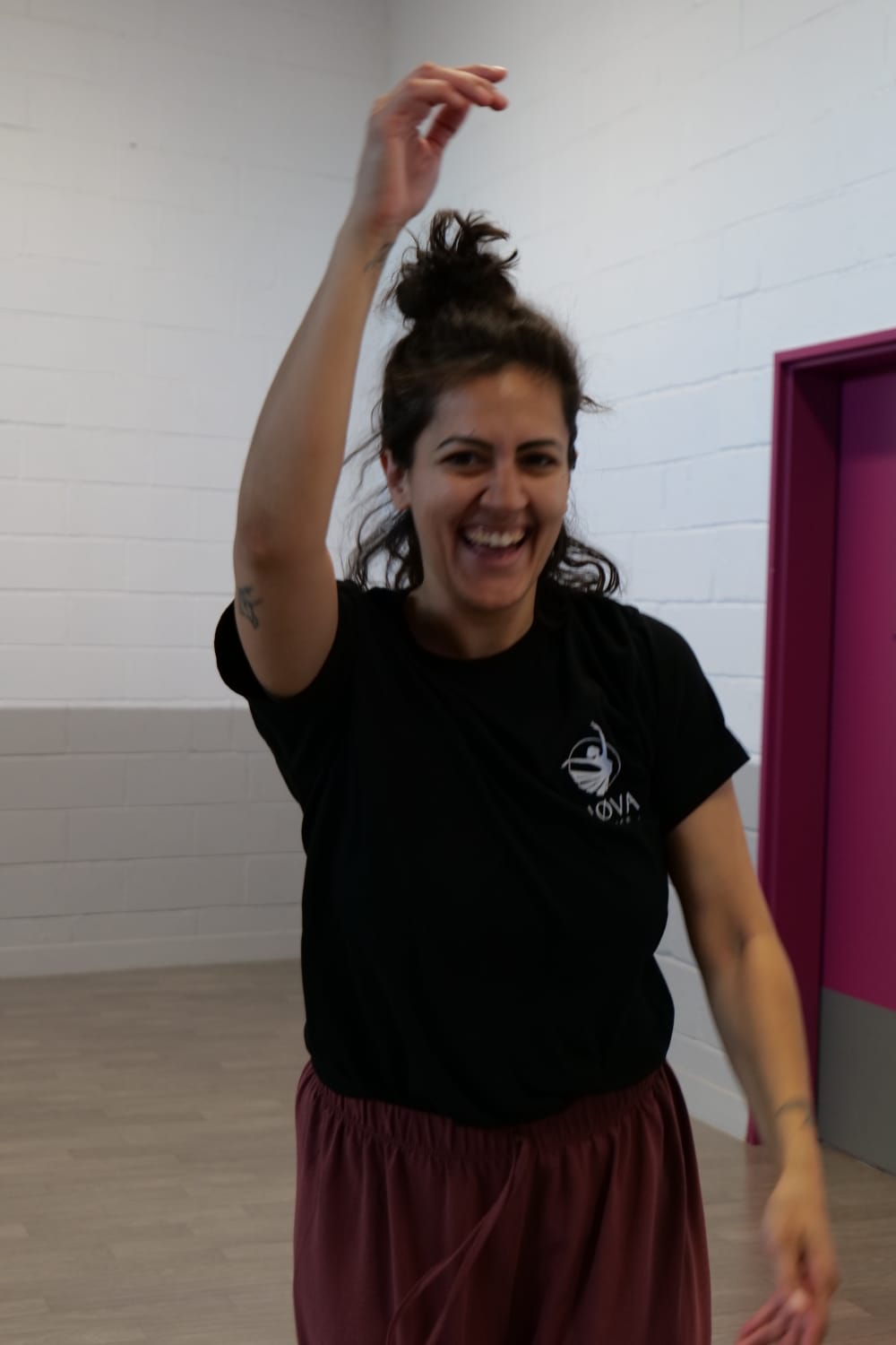 Moment de joie pendant un cours de danse et bien-être NØVA