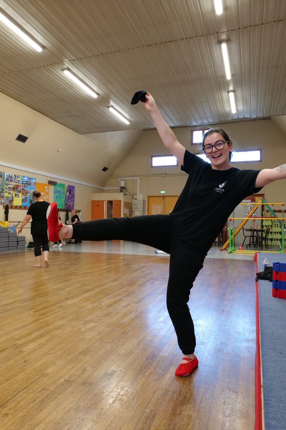 Sourires pendant un cours de danse et bien-être chez NØVA Danse