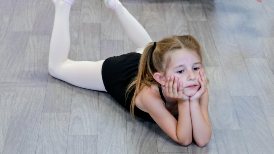 Moment d'inspiration artistique en cours d'éveil chez NØVA Danse